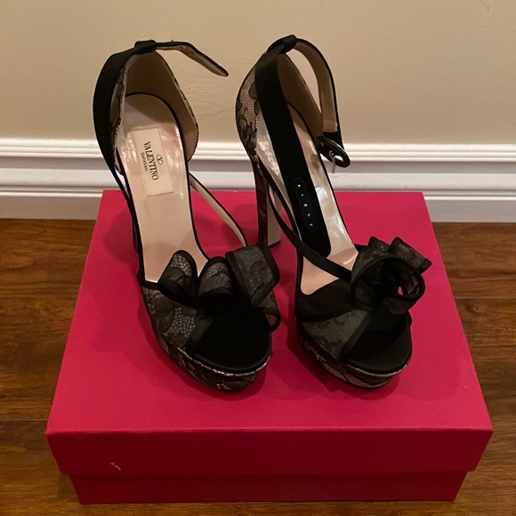 Valentino authentic black lace high heels. Like new! - Picture 1 of 4